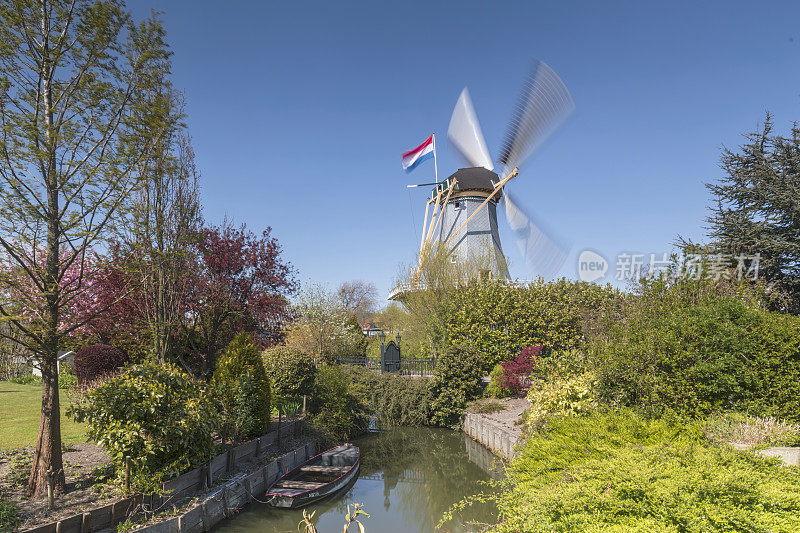 在国王日(King's Day)，在风车顶上挥舞荷兰国旗。这一天，全国都在庆祝威廉-亚历山大国王的生日